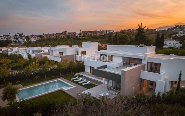 Natural Setting Views Villas in a Popular Area of Estepona