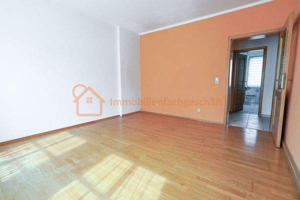 Wohnzimmer mit Parkettboden