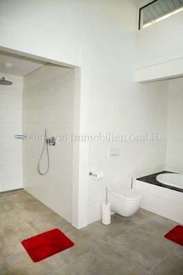 Bad mit Duschbereich