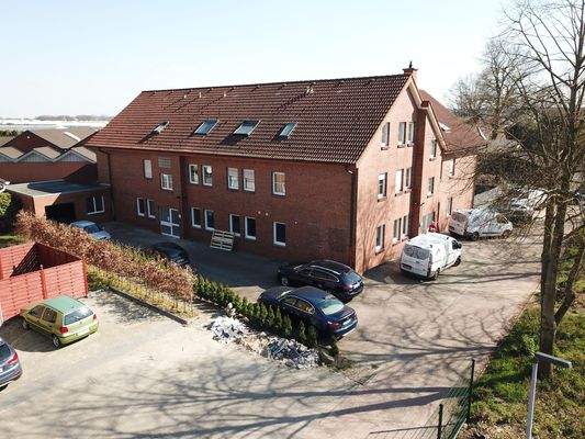 Backsteinhaus mit Autos