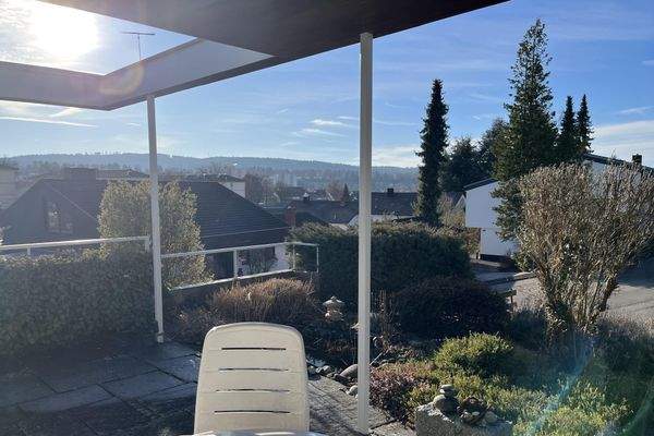 Ausblick von der sonnigen Terrasse übers Brunnental