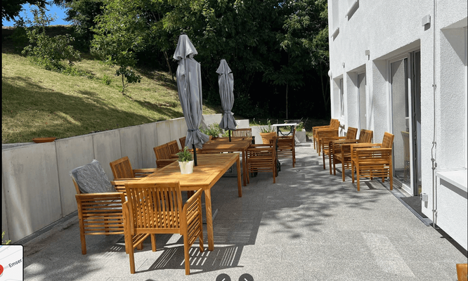 Sonnige Terrasse mit Möbeln