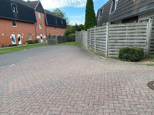 Gepflegter Eingang mit Stellplatz