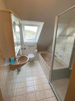 Bad mit Dusche + Wanne