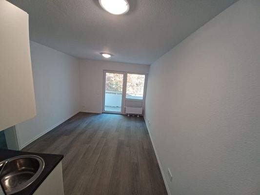 Helles Zimmer mit Balkon