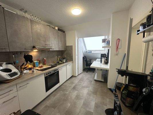 Moderne Küche mit Bürobereich