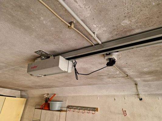 elektrisch mit Schlüssel und Fernbedieung