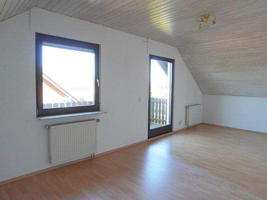 Wohnzimmer mit Balkon im DG