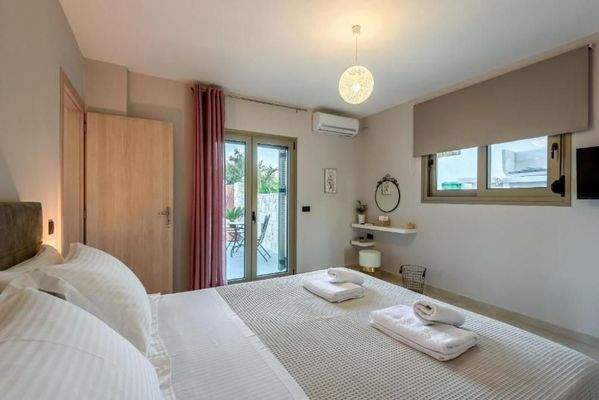 Kreta, Stalos: 2 unabhängige Wohnungen in Strandnähe zu verkaufen