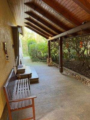 Eingang überdacht mit Pergola