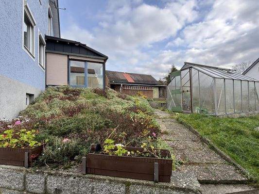Garten mit Wintergarten und Gewächshaus
