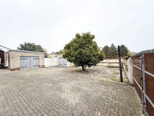 Innenhof mit zwei Garagen