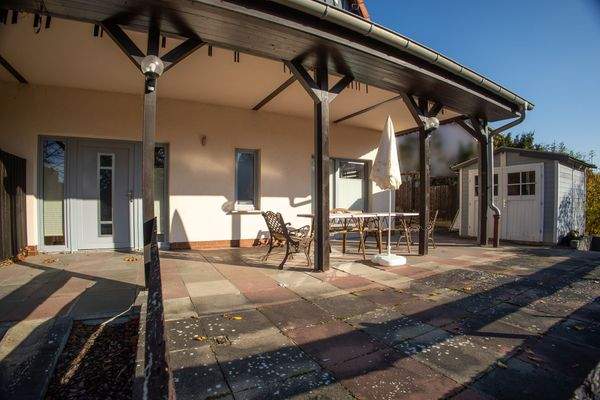 Terrassen zu den Wohnungen im EG