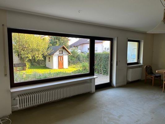 Blick aus dem Wohnzimmer aufs Spielhaus