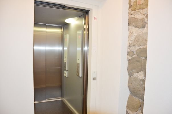 Lift bis zum 1. OG