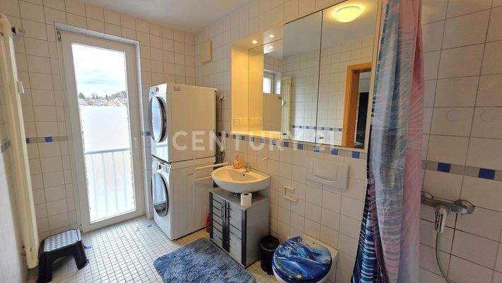 Gegenseite des lichtdurchfluteten Badezimmers