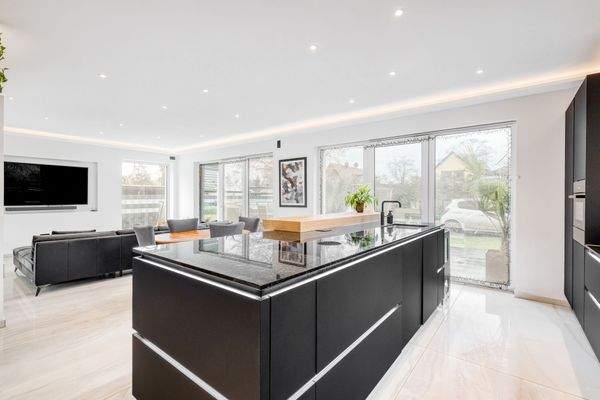 Kücheninsel mit Blick in den Wohnbereich