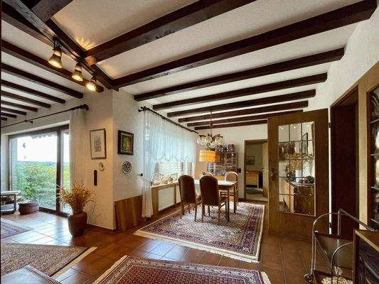 Esszimmer mit Blick ins Wohnzimmer