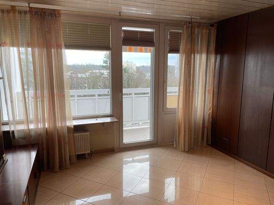 Wohnzimmer mit Ausgang zum Balkon 