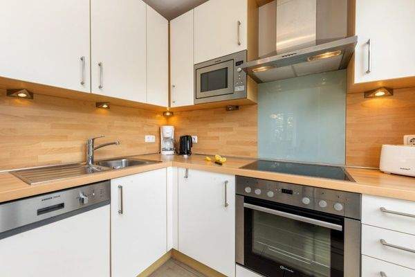 EG: Offene Küche – geschickt im Wohnraum eingebund