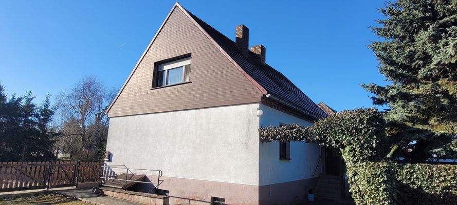 Seitenansicht mit Kellerzugang