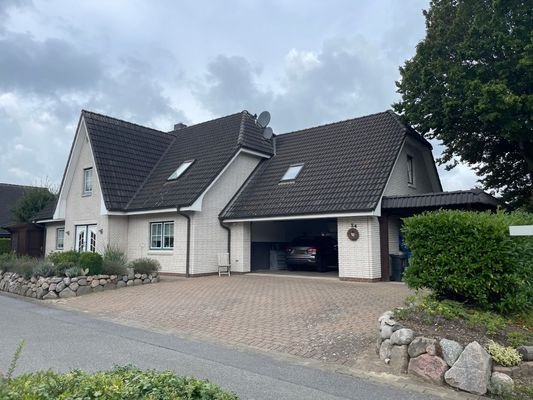 Ansicht aufs Haus, Garage, Carport