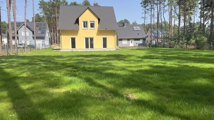 Hausansicht hinten mit Garten