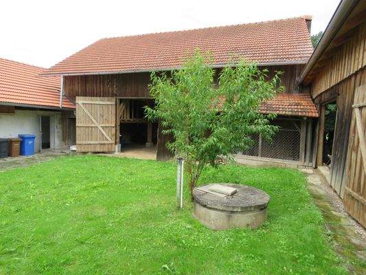 Scheune mit saniertem Dach    