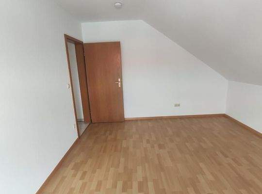 Kinder- /Arbeitszimmer mit Zugang zum Balkon Bild 3