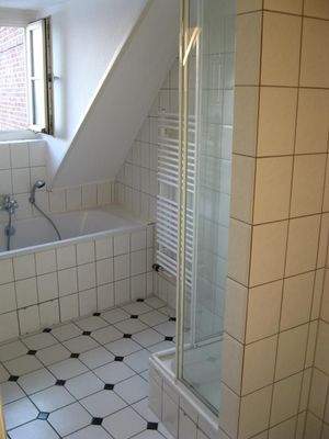 Badezimmer mit Wanne & Dusche