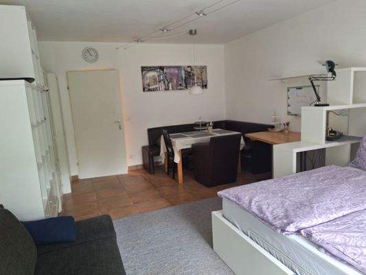 Wohn-Schlafraum mit Essecke