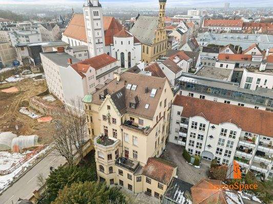 Blick auf das Mehrparteienhaus und die nähere Umgebung