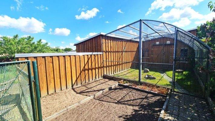 Außenanlage mit Vogelvoliere