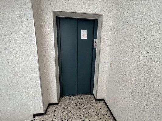 Der Aufzug auf der Zwischenetage