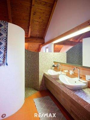 Badezimmer mit Dusche & Doppelwaschbecken
