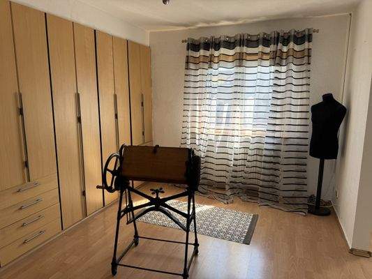 Zimmer Erdgeschoss mit Einbauschränken