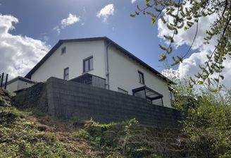 Hausrückseite mit Steilhang