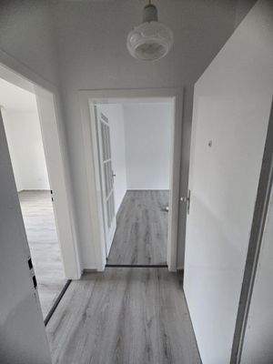 Heller Flur mit Türen