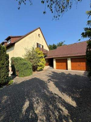 Ostansicht und Garage