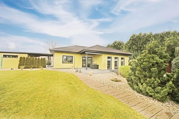Hausansicht / Grundstücksseite
