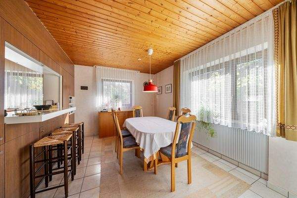      Esszimmer neben der Küche