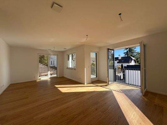 helles Wohn-/Esszimmer mit Zutritt zur Loggia