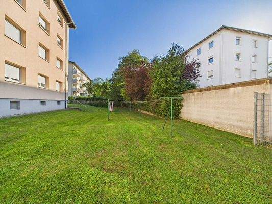 Grünfläche hinterm Haus