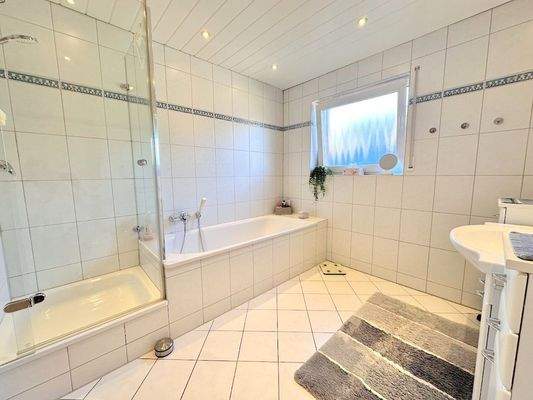 Bad mit Dusche und Wanne