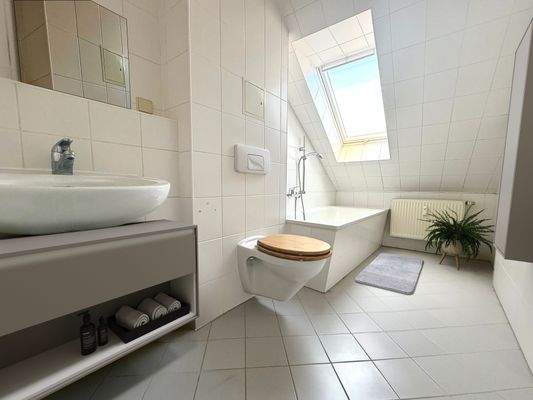 Tageslichtbad mit Wanne