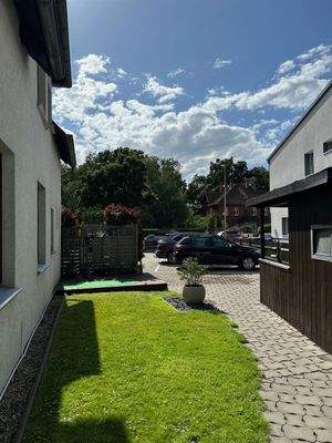 Garten und Zuwegung Parkplätze