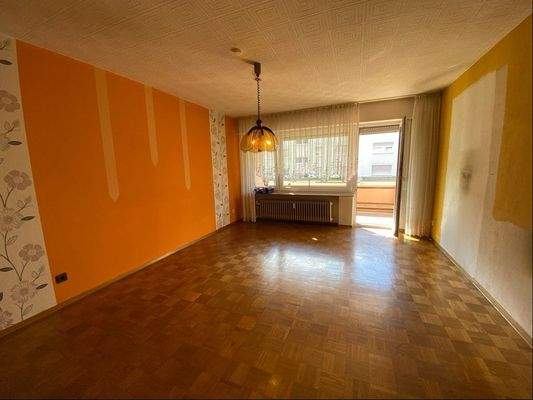 Wohnzimmer mit Zugang auf den Balkon