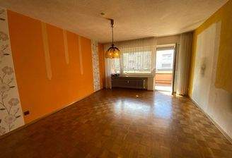 Wohnzimmer mit Zugang auf den Balkon