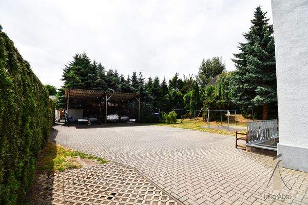 Gartenbereich mit Stellplätzen