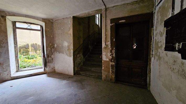 Kellerabgang und in den Hof